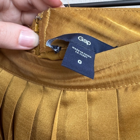 GAP - Pleated Gold Satin Skirt - Size 0 - Picture 5 of 5